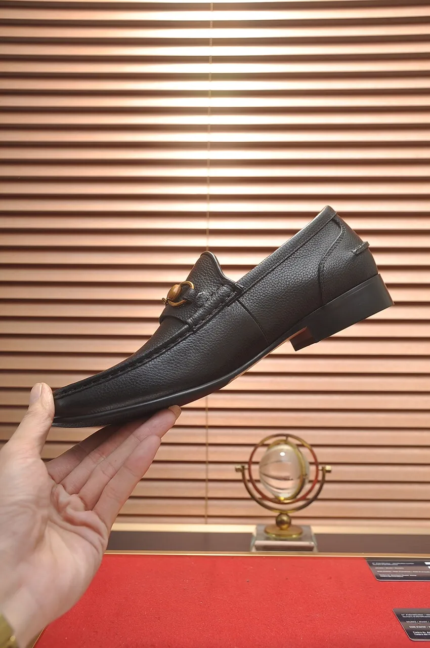 Men's shoes💰500💶Italy's top luxury men's shoe giant (GUCCI) (Gucci) (full cowhide lining) new arrival🍃Original European style🔰 Pleasant to the eye😍In order to make the shoes more durable and non-deformable🌀The production continues to follow traditional methods but there is still no lack of innovation💪Choose original sheepskin for the leather♻️ Smooth and natural And extra bright ⭐Made of imported cowhide, the first choice of rich people 38-45 (45 customized)